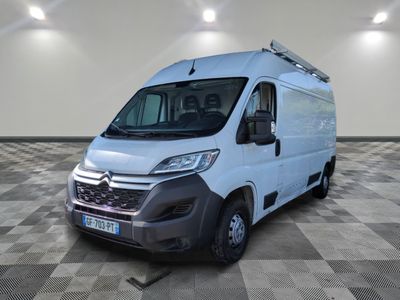 la camionnette blanche est garée sur le sol en damier d'une pièce