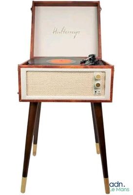 un tourne-disque posé sur une table en bois