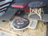 deux tabourets et une table sur laquelle est posé un skateboard