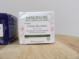 a box of creme des renes next to a box of cream