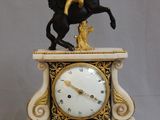 une statue représentant un homme à cheval, sur laquelle est placée une horloge