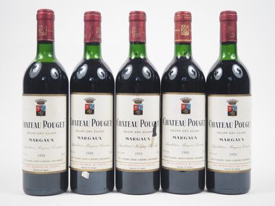 quatre bouteilles de vin sont alignées sur une surface blanche