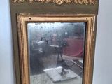 une photo d'un miroir posé sur une table