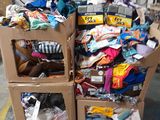 un carton rempli de vêtements et d'autres objets dans un entrepôt