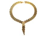 gros plan d'un collier en or sur fond blanc