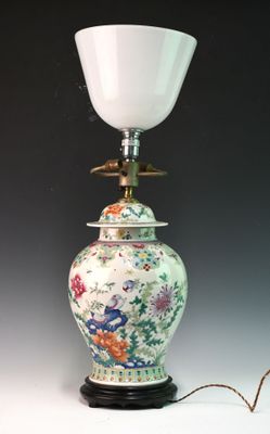 une lampe posée sur une table