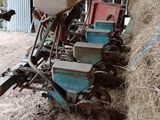 un tracteur garé à côté d'un tas de foin