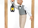 une figurine représentant un homme tenant une lanterne à la main