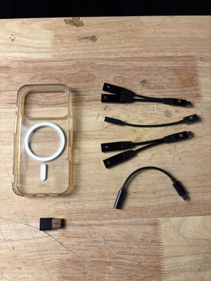une photo d'une table en bois sur laquelle sont posés un téléphone portable et un chargeur