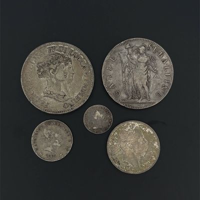 un groupe de cinq pièces d'argent sur un fond noir