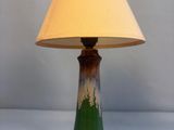 une lampe de table verte avec un abat-jour jaune