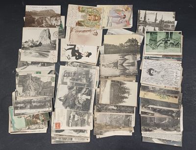beaucoup de vieilles cartes postales sur la table