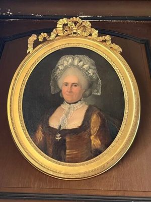 un tableau représentant une femme en robe marron posée sur une étagère
