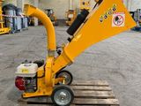 une petite machine posée sur une palette dans un entrepôt