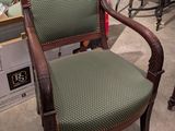 une chaise qui se trouve au milieu d'une pièce