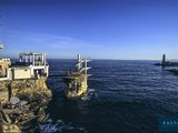 un bateau amarré au pied d'une falaise