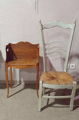 deux chaises assises l'une à côté de l'autre dans une pièce