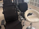 de nombreuses chaises dans une pièce où se trouvent un bureau et une chaise