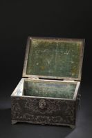 Coffret en placage d'écaille brune à décor « en piqué » d'ar… (photo 2)