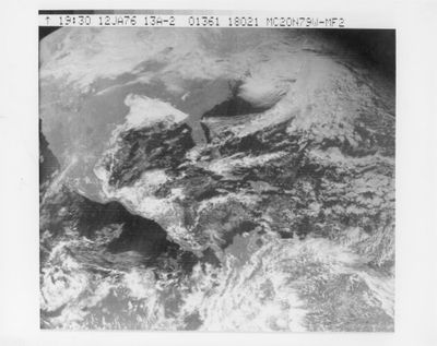 photographie en noir et blanc d'une vue de la Terre depuis l'espace