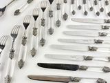 beaucoup d'argenterie sur la table