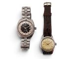 une image d'un couple de montres assises l'une à côté de l'autre