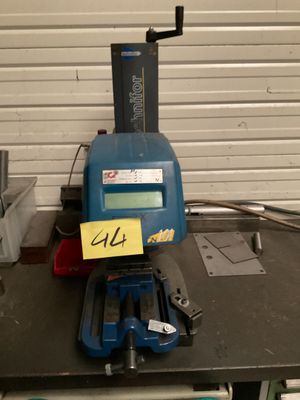 une machine posée sur une table