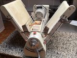 une machine posée sur le comptoir d'une cuisine