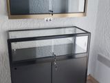 une armoire noire ornée d'un miroir, dans une pièce