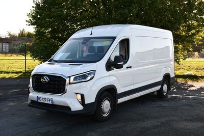 une camionnette blanche garée dans un parking