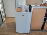 un petit réfrigérateur au milieu d'une petite cuisine