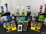 le contenu de divers produits d'entretien exposés sur une table