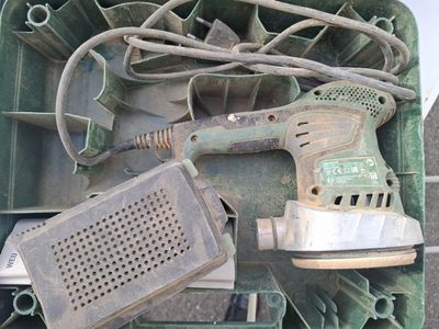 une boîte verte contenant tout un tas d'outils