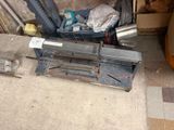 une photo d'un tas de vieilleries dans un garage