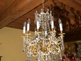 un lustre suspendu au plafond d'une salle à manger