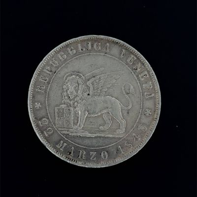 une vieille pièce d'argent représentant un lion sur fond noir