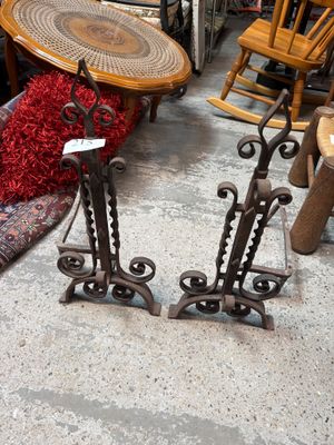 deux chaises en bois et une table posée à même le sol