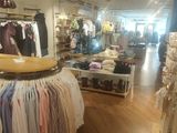 une photo d'une boutique de vêtements où sont exposés de nombreux vêtements