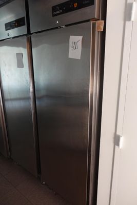 trois réfrigérateurs alignés dans une cuisine