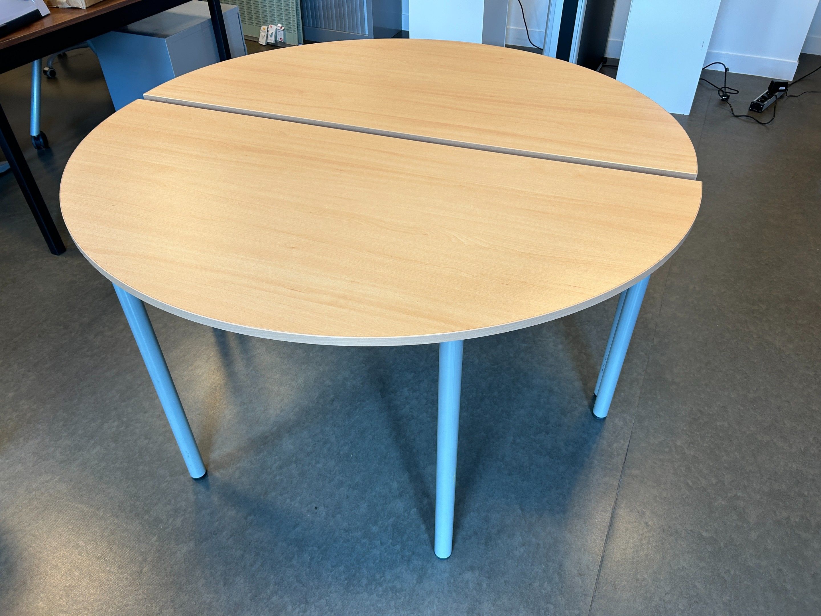 liquidation judiciaire Omni Ciné : deux tables demi-lune