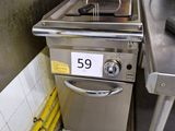 une photo d'une cuisine sale avec une cuisinière et un évier