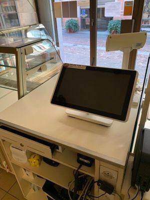 un ordinateur portable posé sur une table devant une vitrine