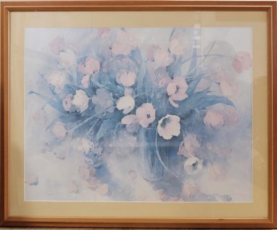 tableau représentant un bouquet de fleurs, dans un cadre en bois accroché au mur