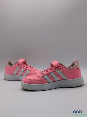 une paire de chaussures Adidas roses sur fond blanc