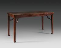 Table rectangulaire en bois dur teinté acajou.