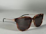 gros plan d'une paire de lunettes de soleil sur une surface blanche