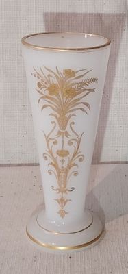 un vase blanc orné d'un motif doré
