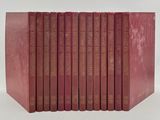 un lot de six livres rouges posés sur une surface blanche