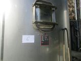 un réservoir métallique sur lequel est apposée une pancarte sur le côté