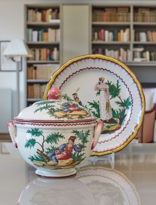 un bol avec un couvercle et une assiette décorée d'un dessin